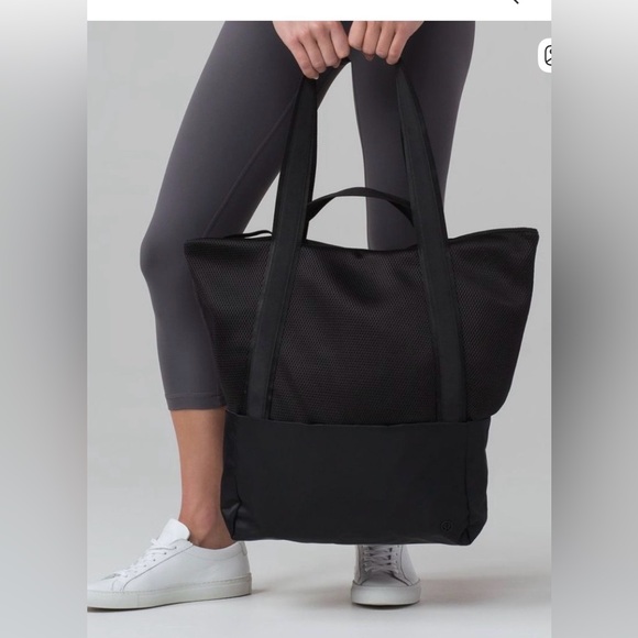 lululemon athletica Handbags - Lululemon athletica Hot Mesh  Tote Black